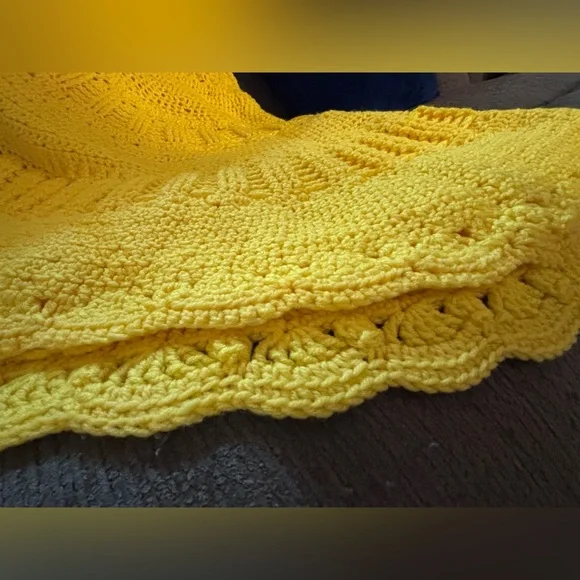 Sunny Yellow Crochet Ruffle Blanket / Rug – 53.25” Vintage Handmade 1990s - Picture 4 of 8